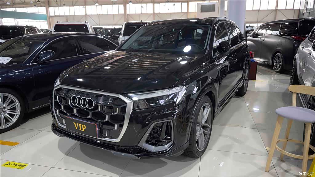 Audi Q7, 2024 1
