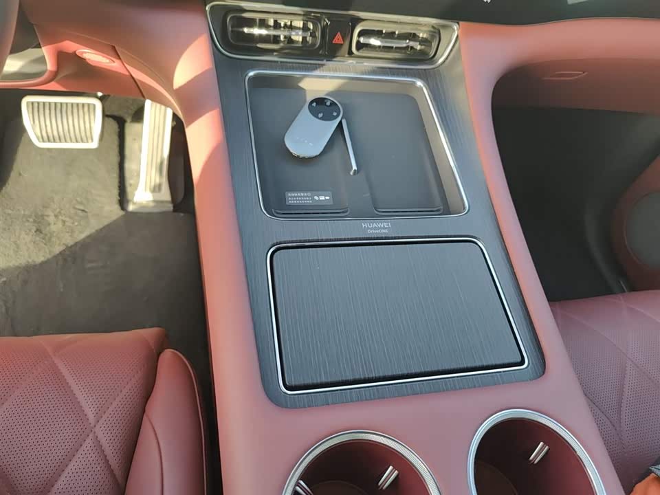 AITO Ask the world M8