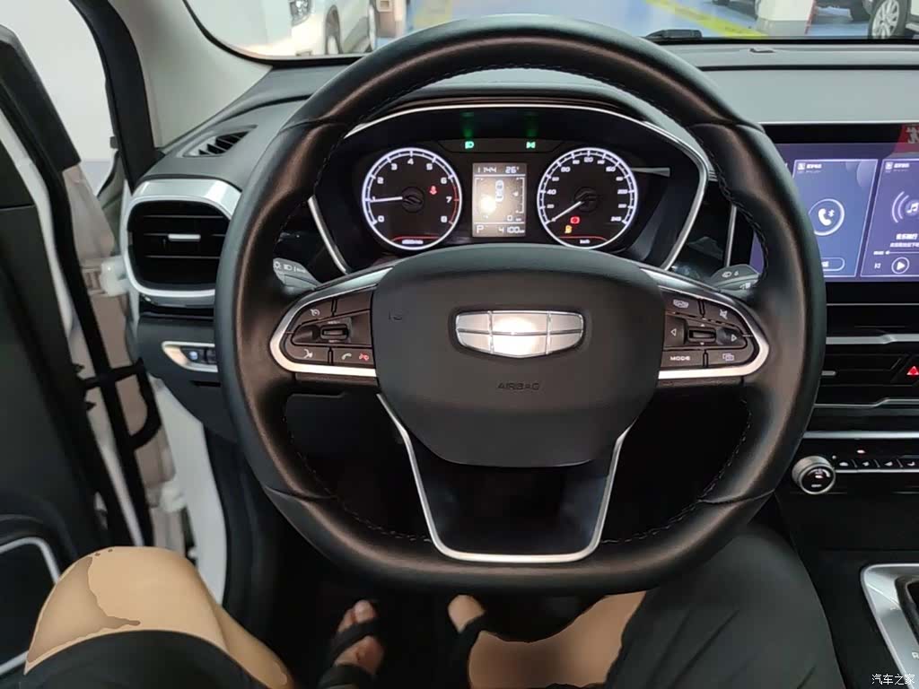 Geely Coolray, 2025 11