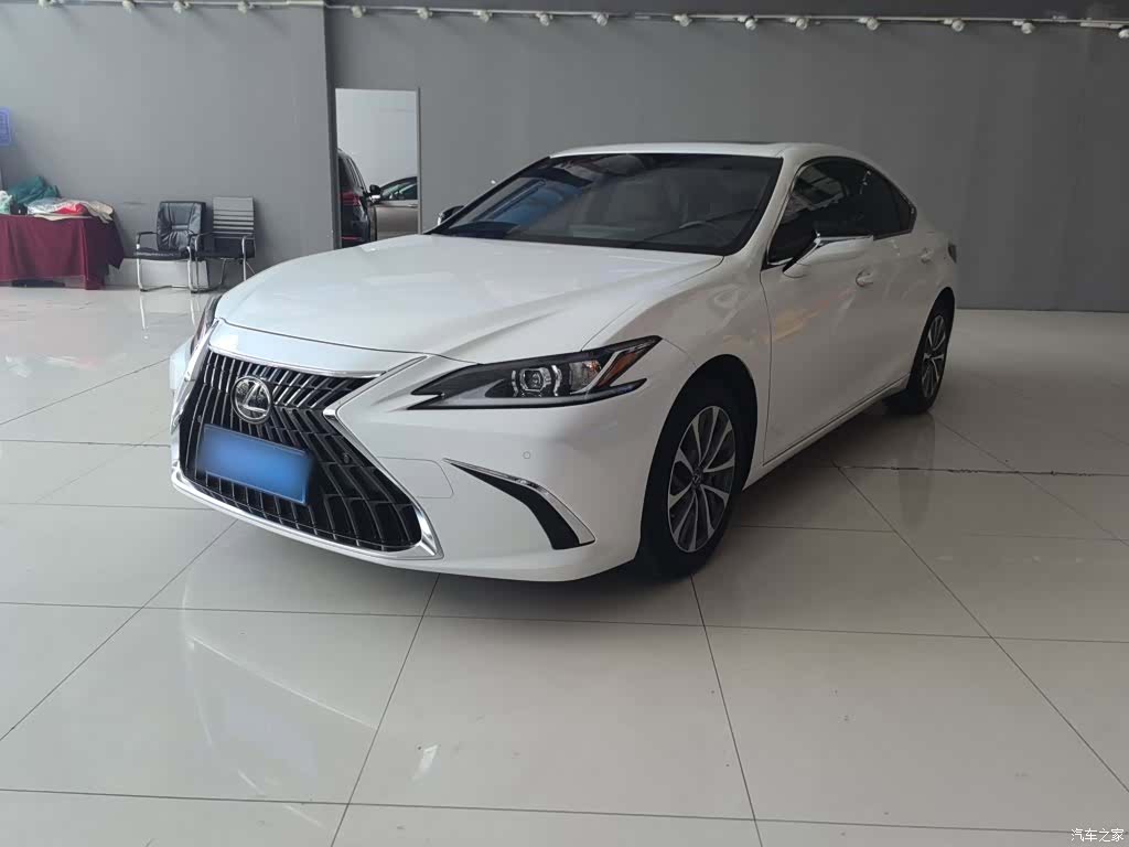 Lexus ES, 2024 4