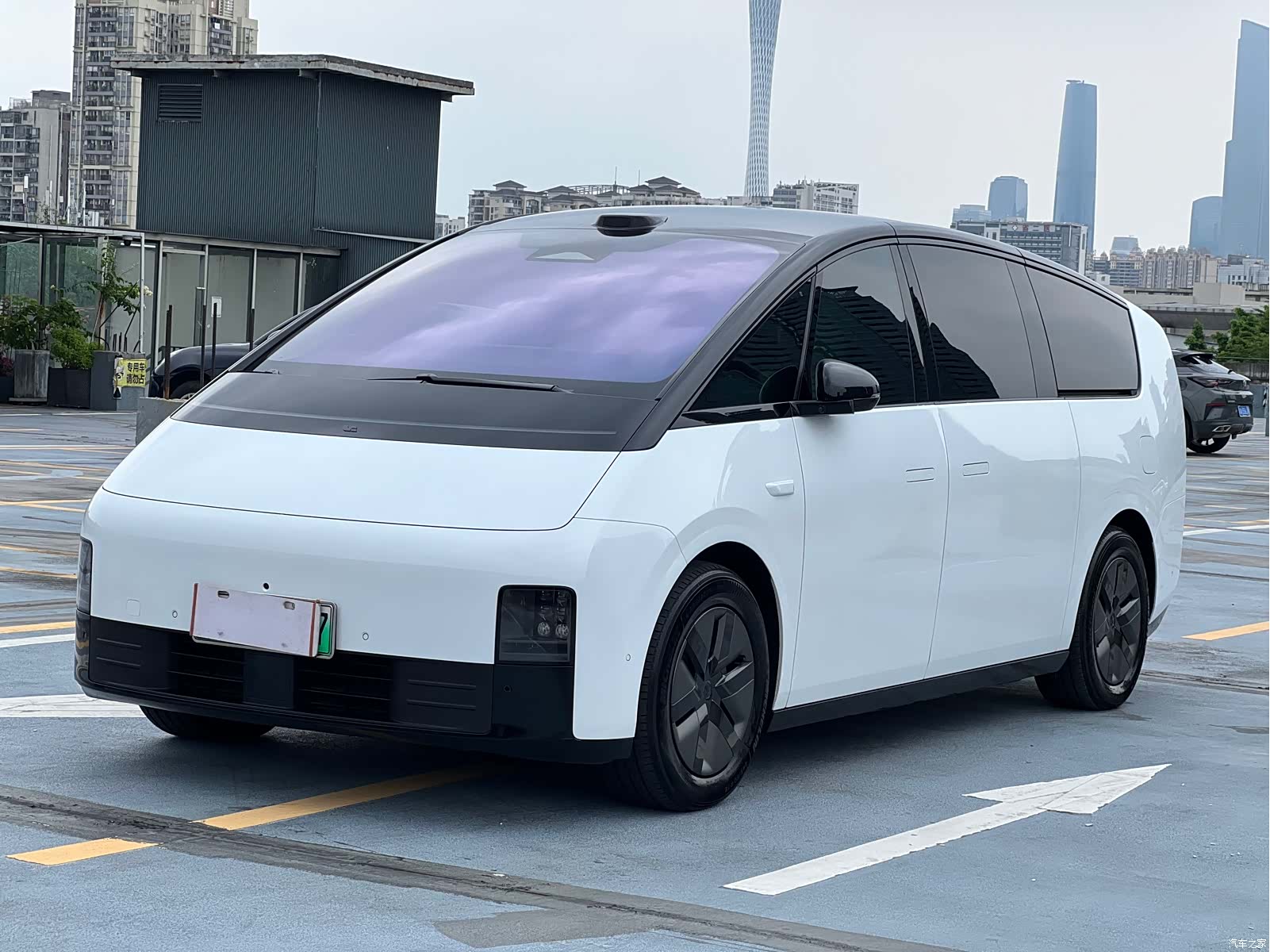 Li Auto MEGA, 2025 1