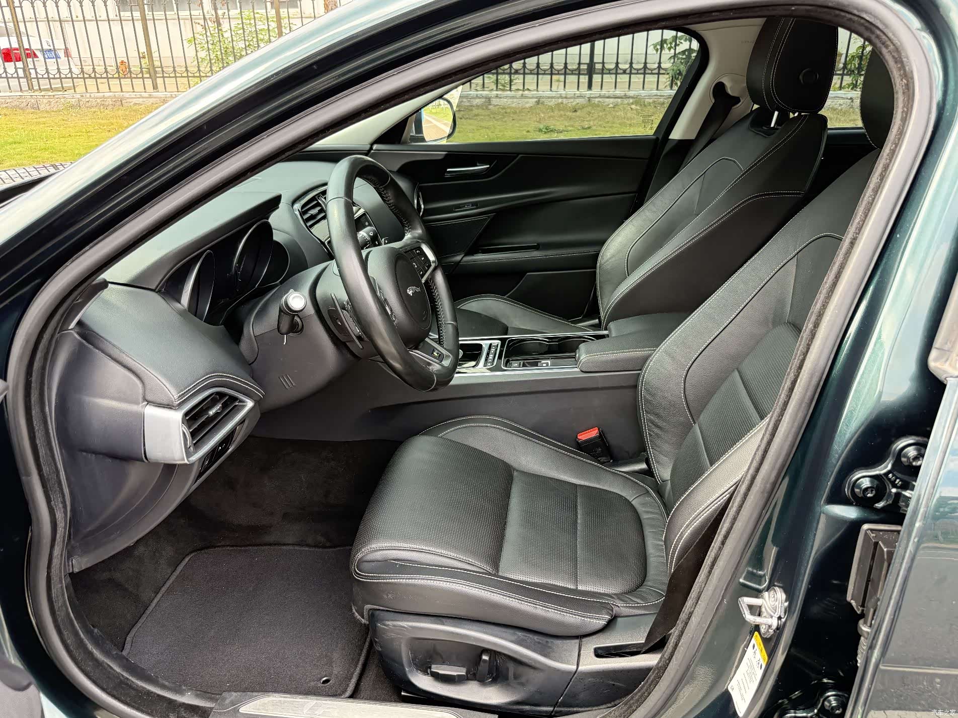 Jaguar XE, 2016 10