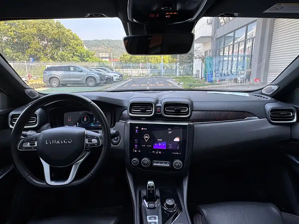 Lynk & Co 03