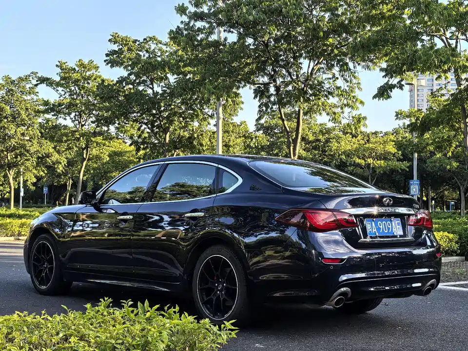 Infiniti Q70