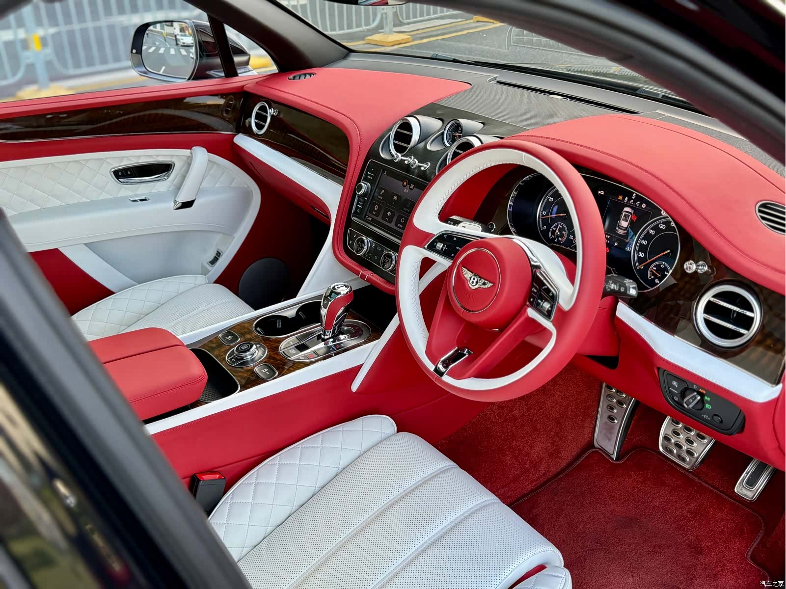 Bentley Bentayga, 2017 12