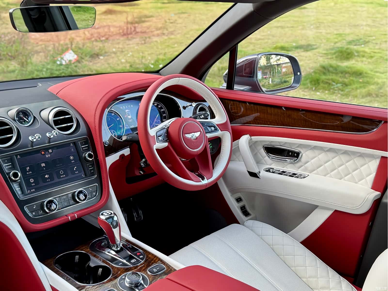 Bentley Bentayga, 2017 14