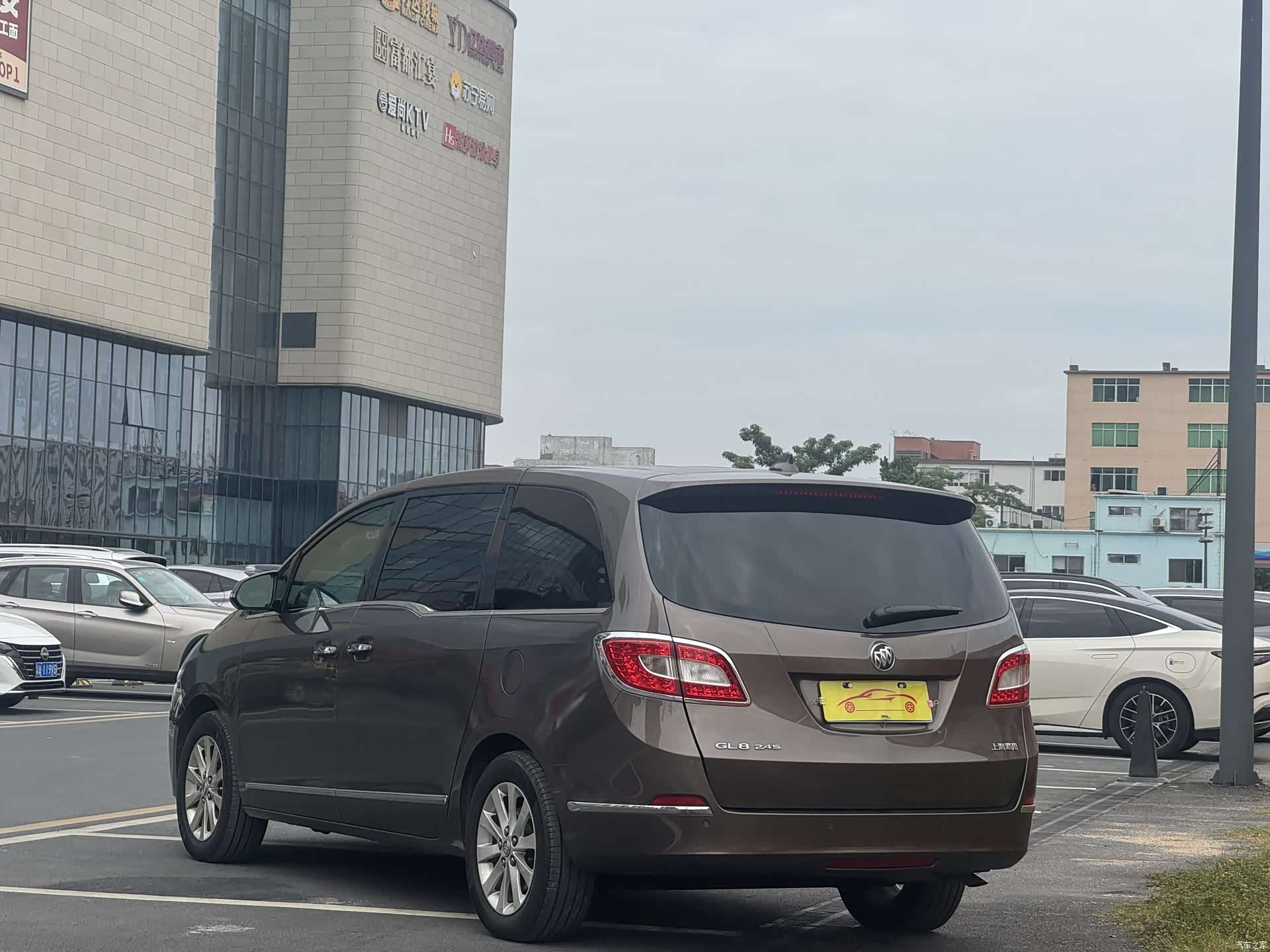 Buick GL8, 2011 4