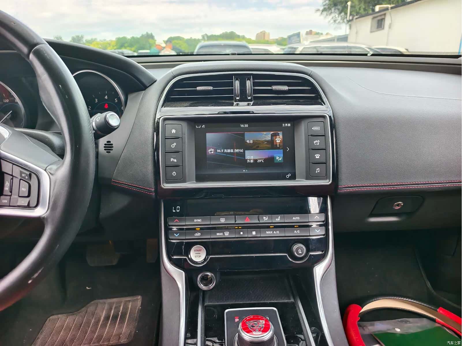 Jaguar XE, 2017 12