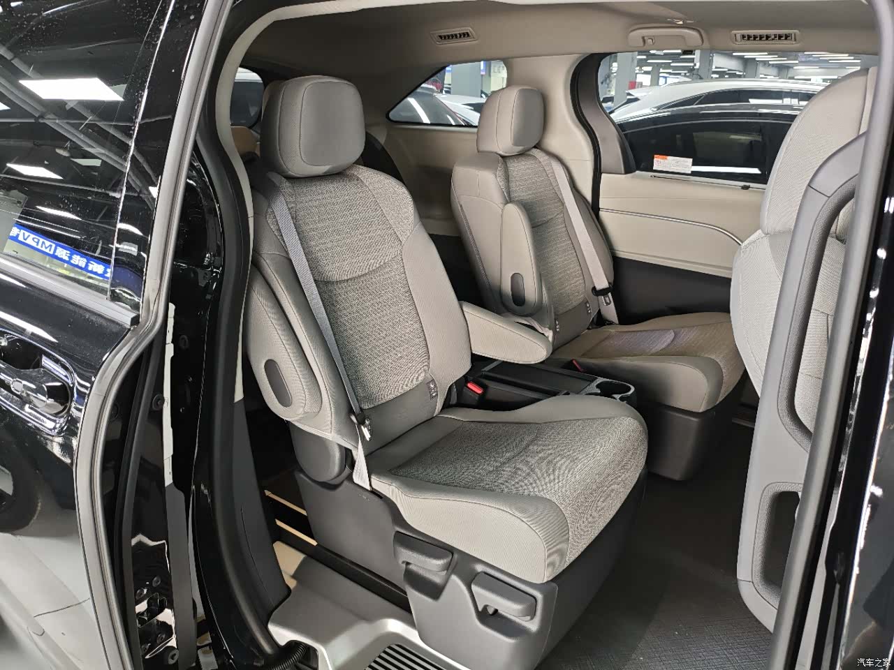 Toyota Sienna, 2026 10