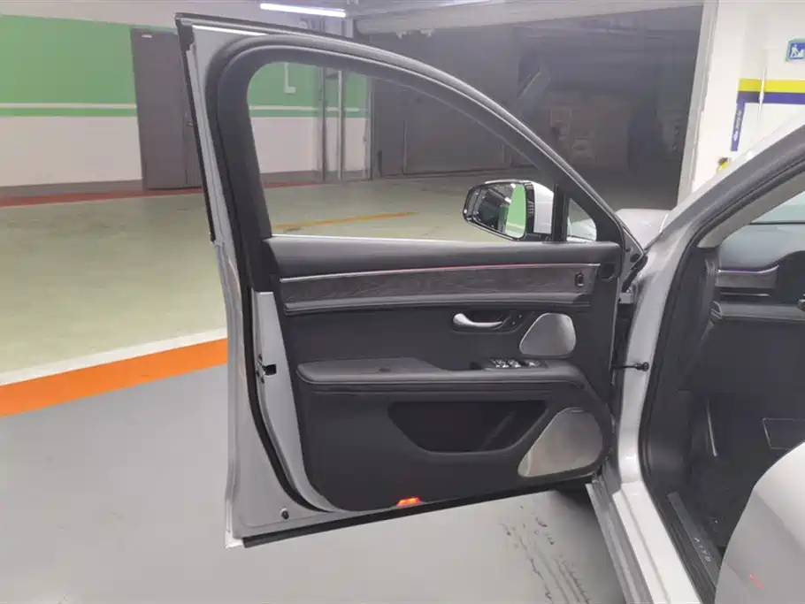 AITO Ask the world M5