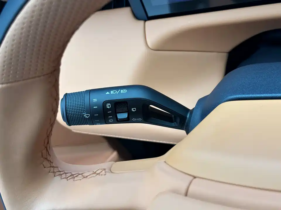Lynk & Co 900