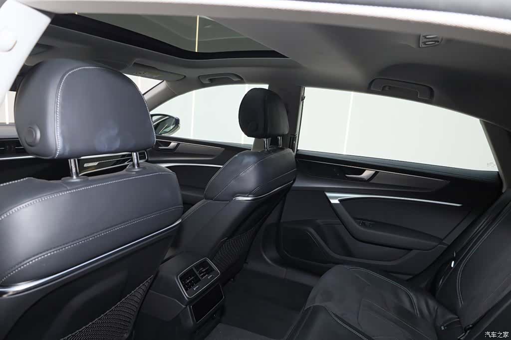 Audi A7L, 2024 19