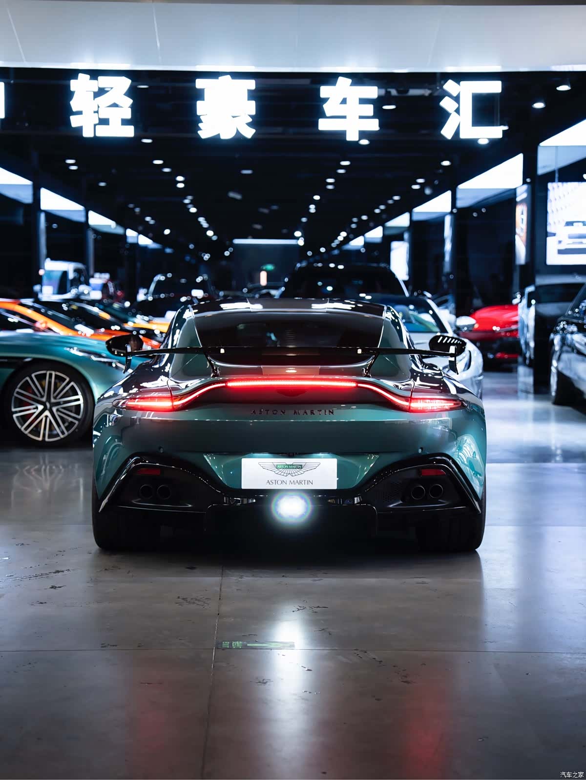 Aston Martin Vantage, 2024 все фото