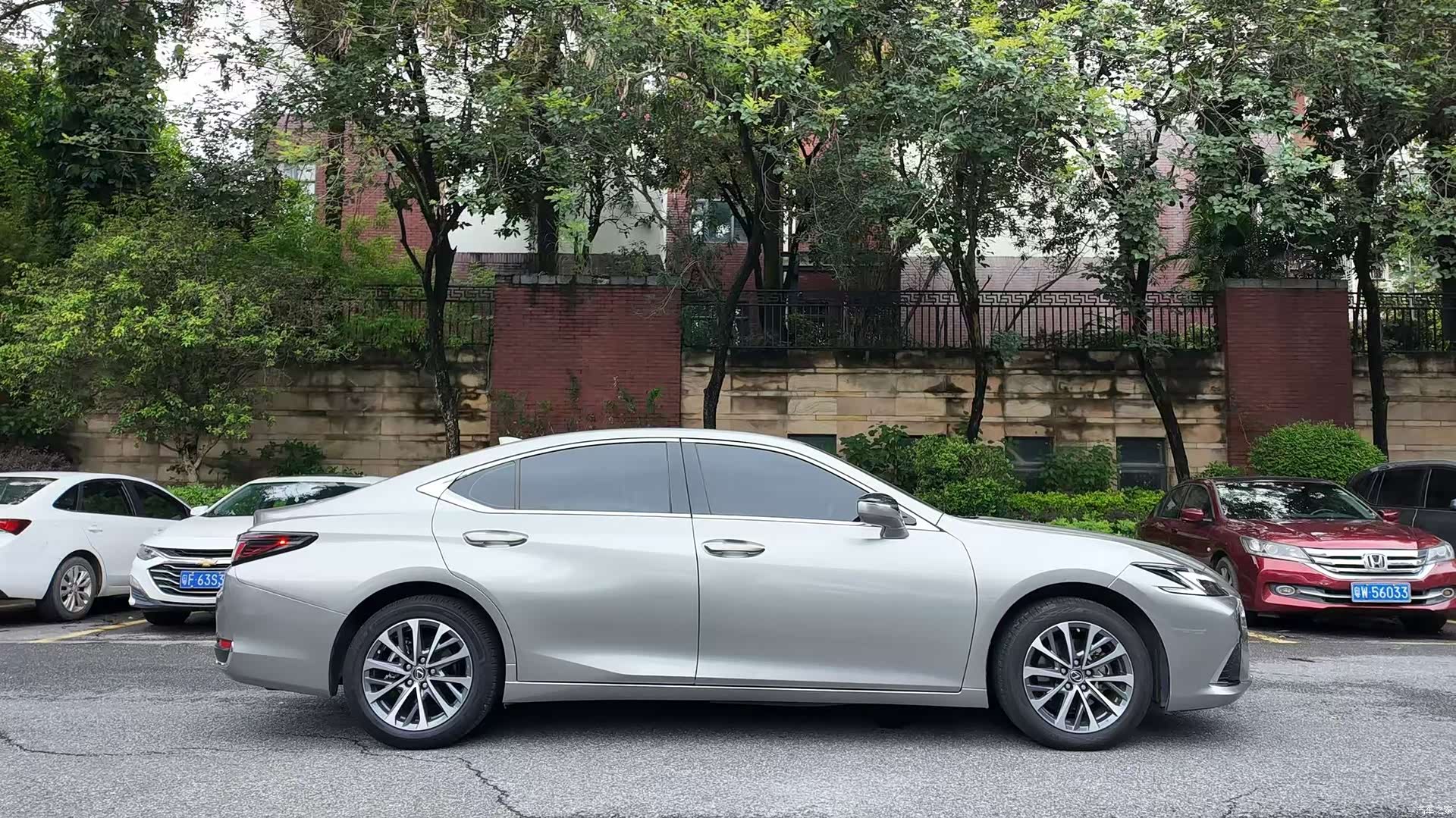 Lexus ES, 2025 4