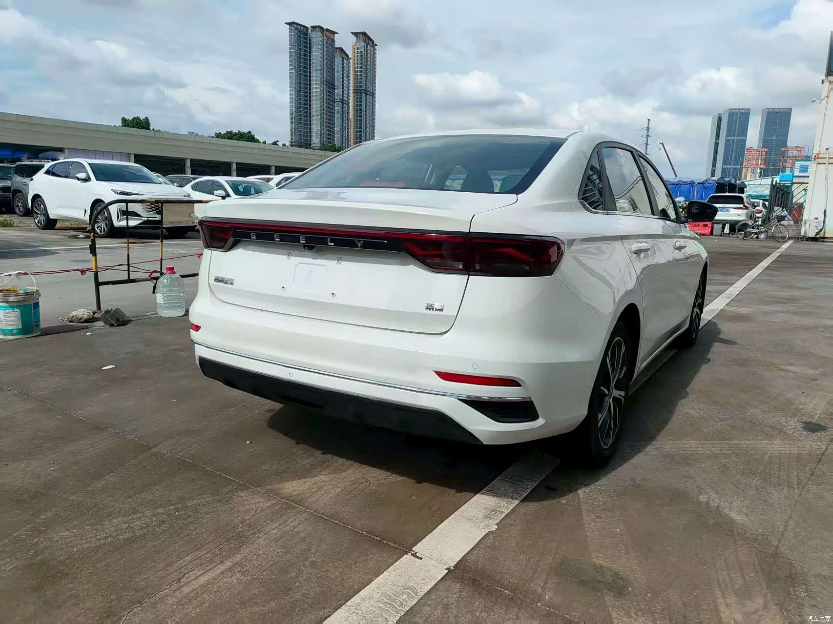 Geely Emgrand, 2021 15