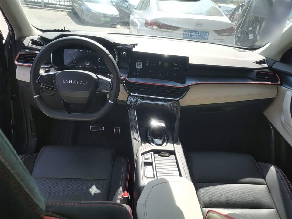 Lynk & Co 06