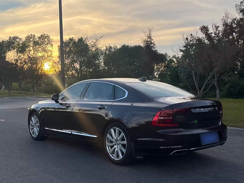 Volvo S90
