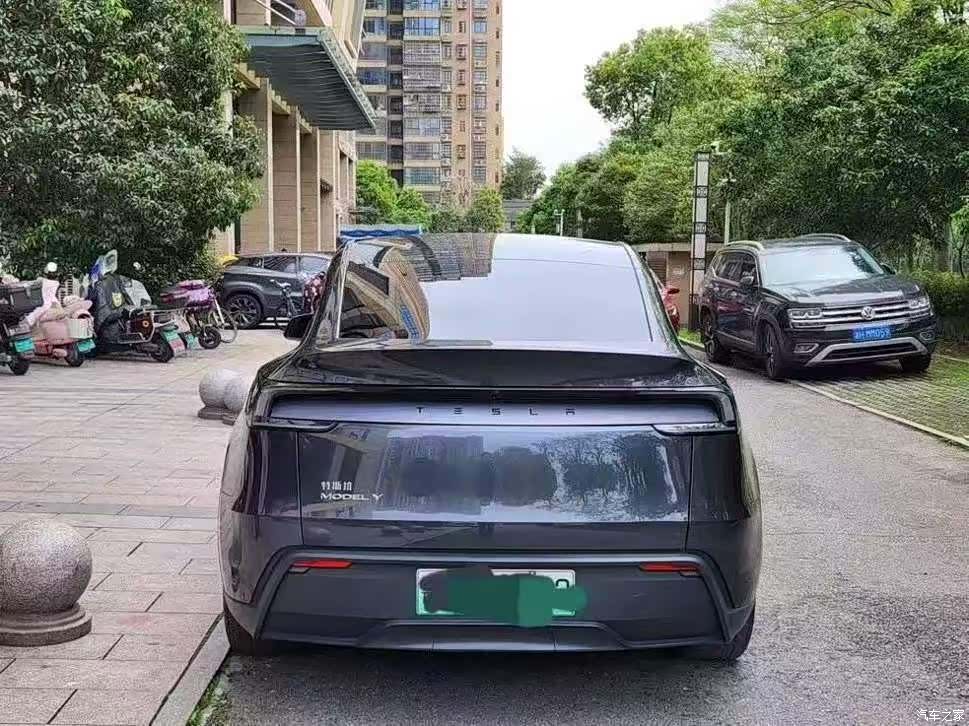 Tesla Model Y, 2025 8