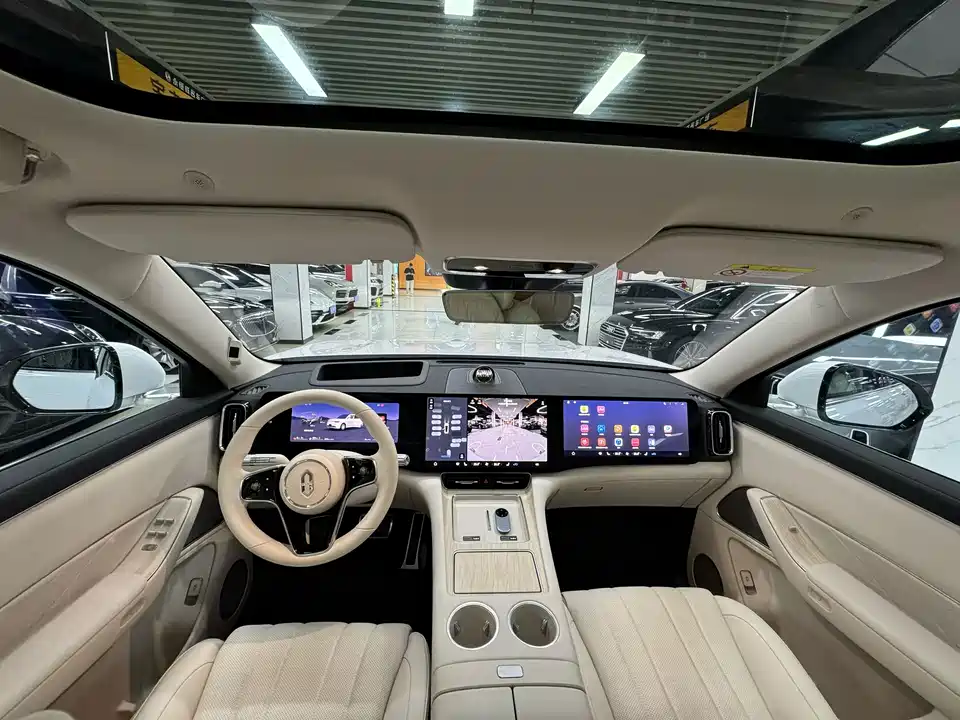 AITO Ask the world M8