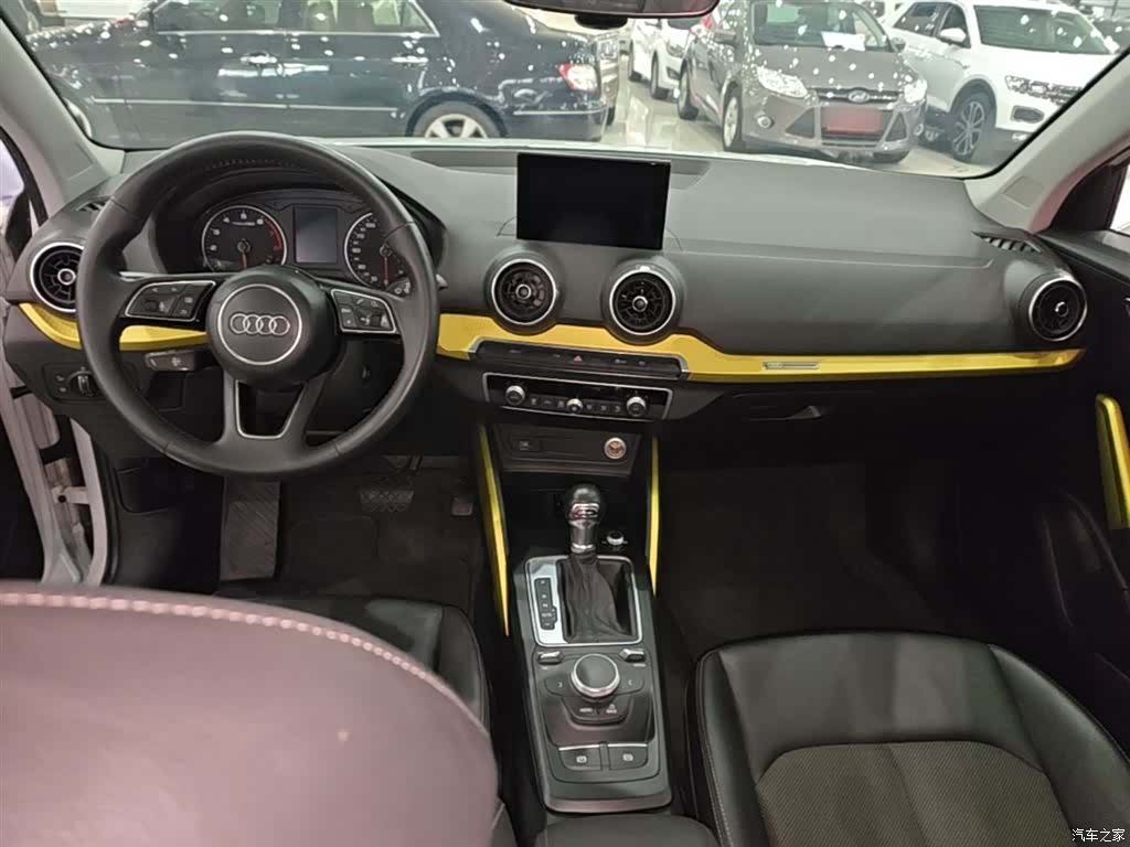 Audi Q2L, 2019 10