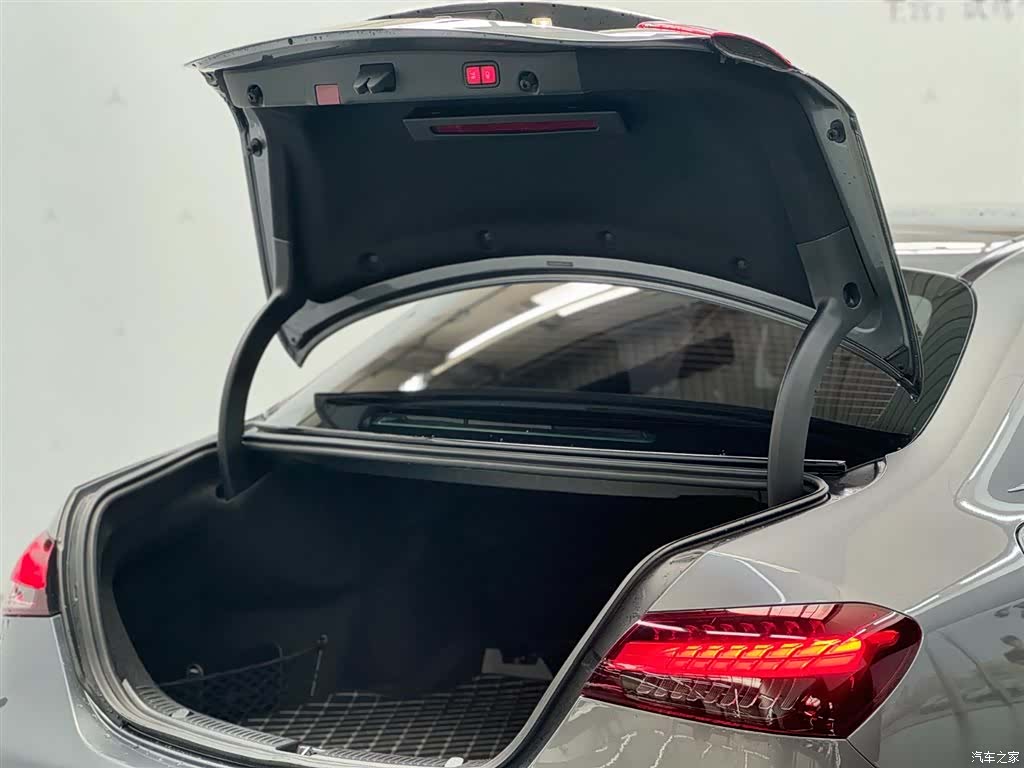 Mercedes-Benz E-Class, 2021 3