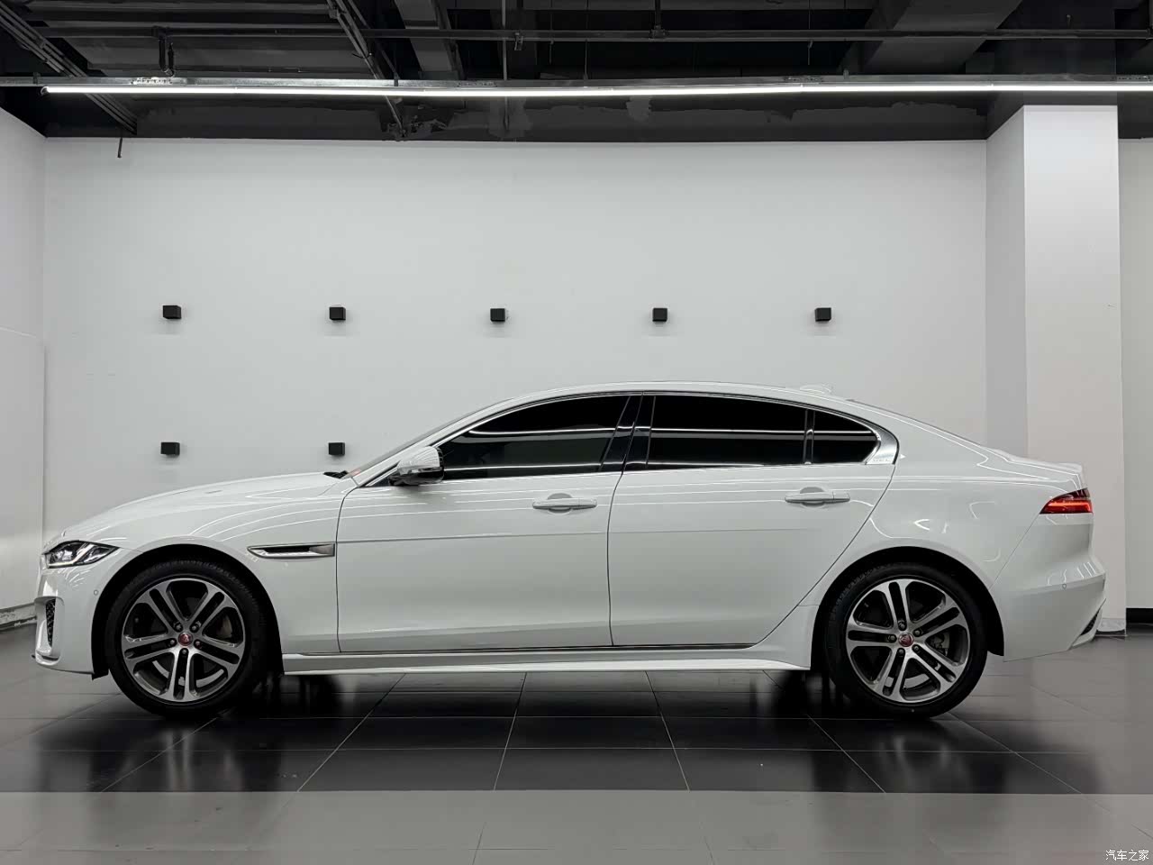 Land Rover XEL, 2021 3