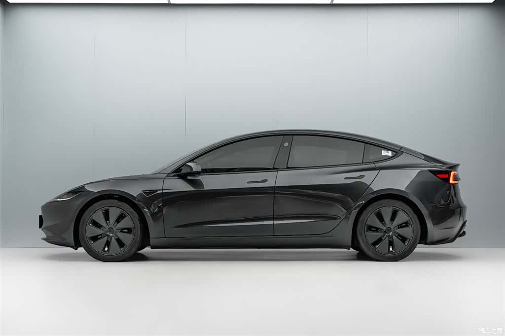 Tesla Model 3, 2025 4