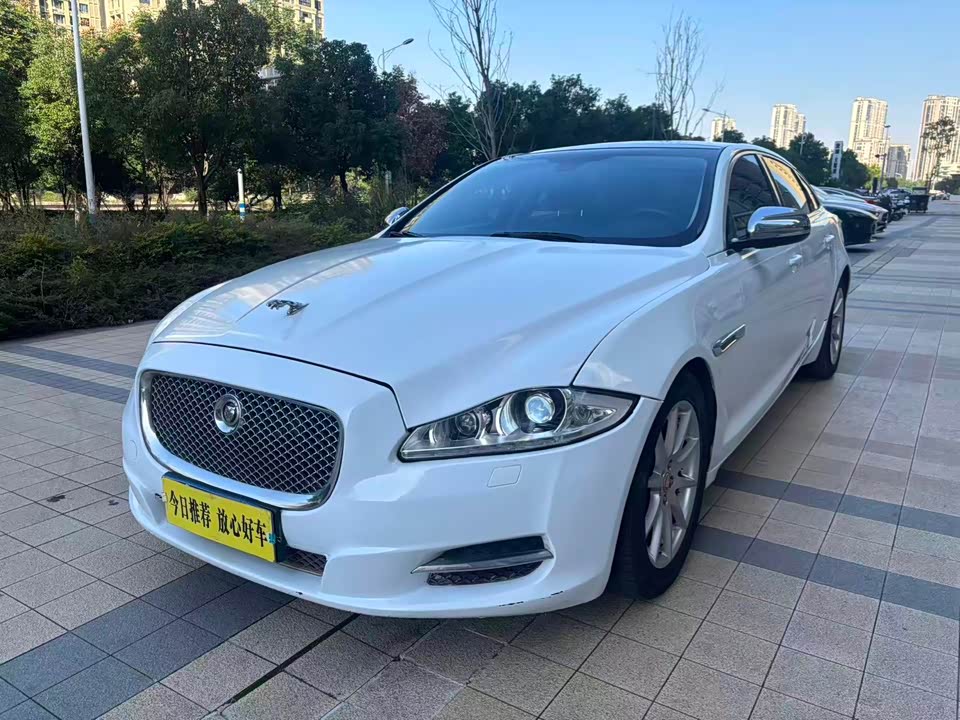Jaguar XJ
