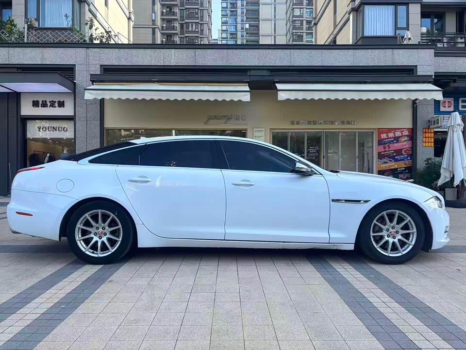 Jaguar XJ