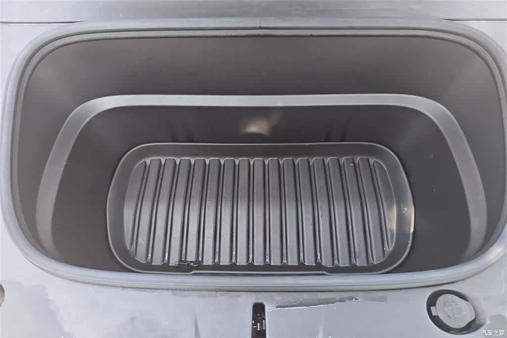 Tesla Model Y, 2025 9