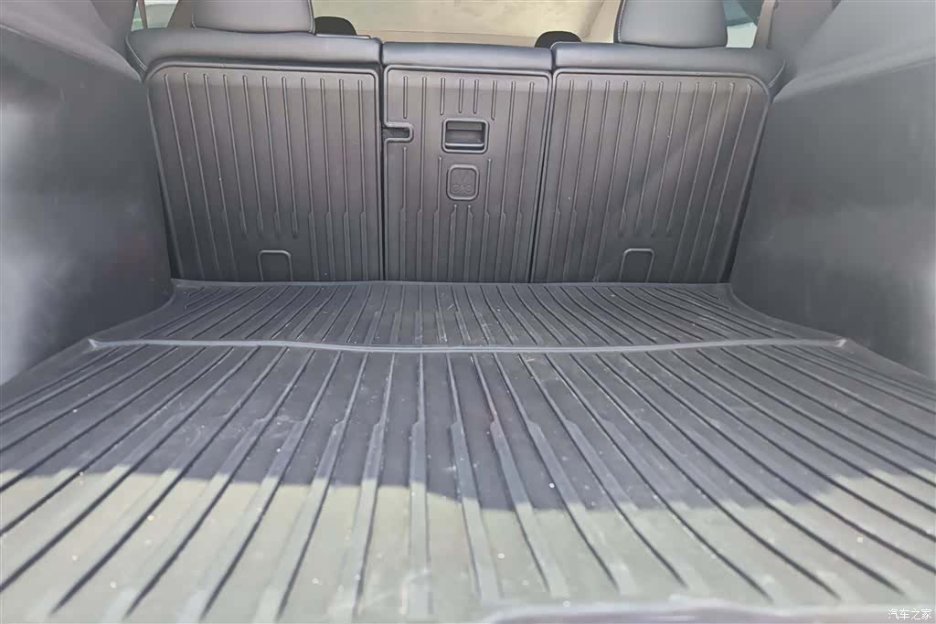 Tesla Model Y, 2025 4