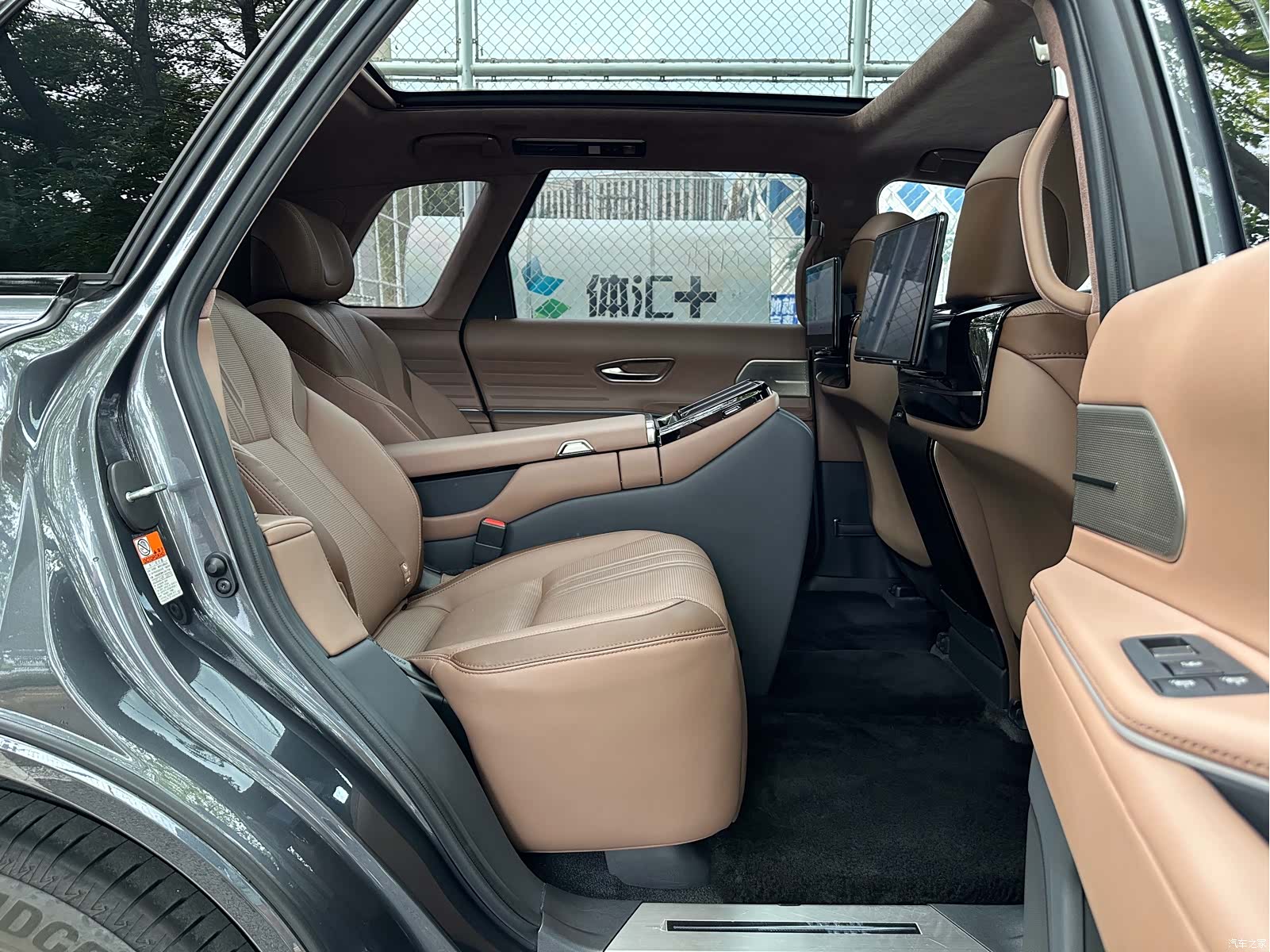 Toyota Century, 2024 16
