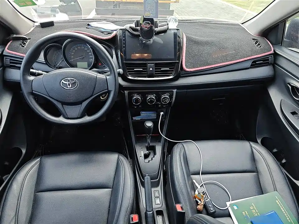 Toyota YARiS L to enjoy