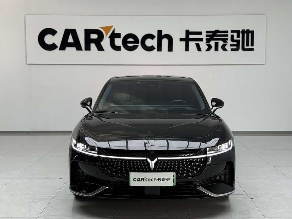 VOYAH Lantu chasing light