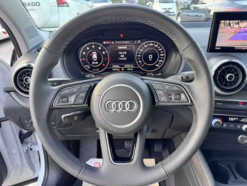 Audi Q2L