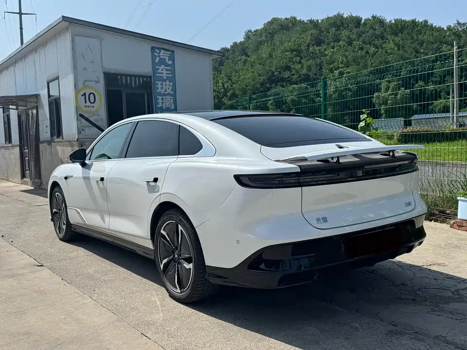 VOYAH Lantu chasing light