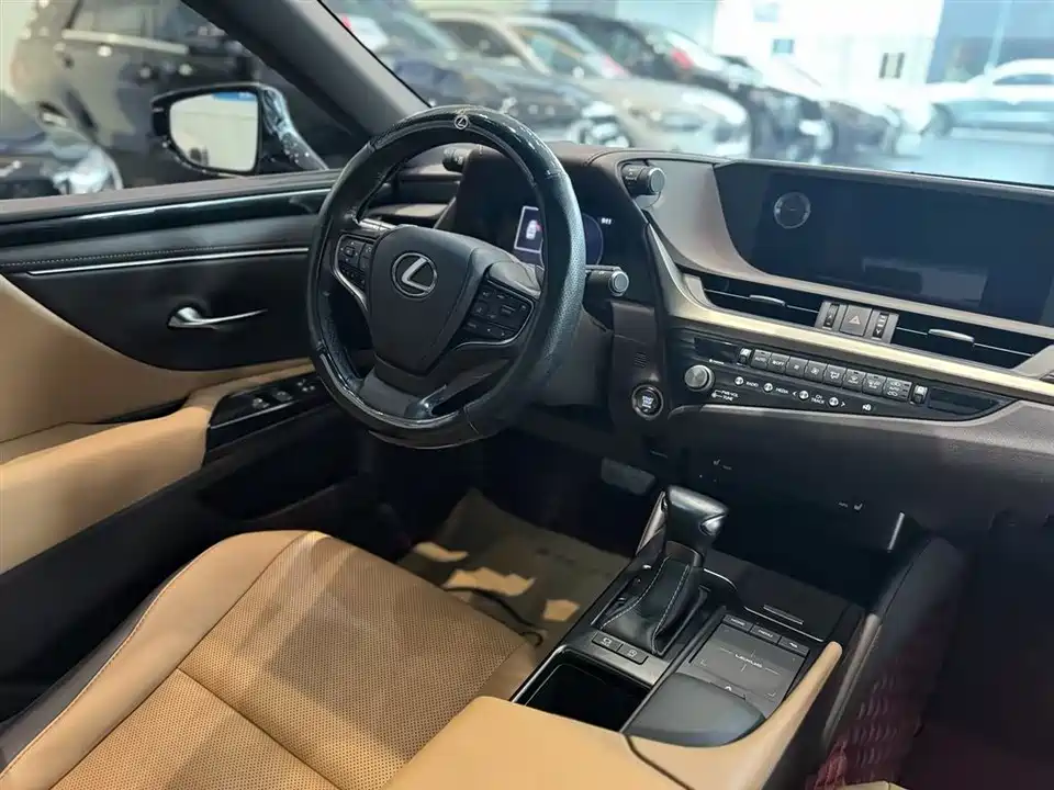 Lexus ES