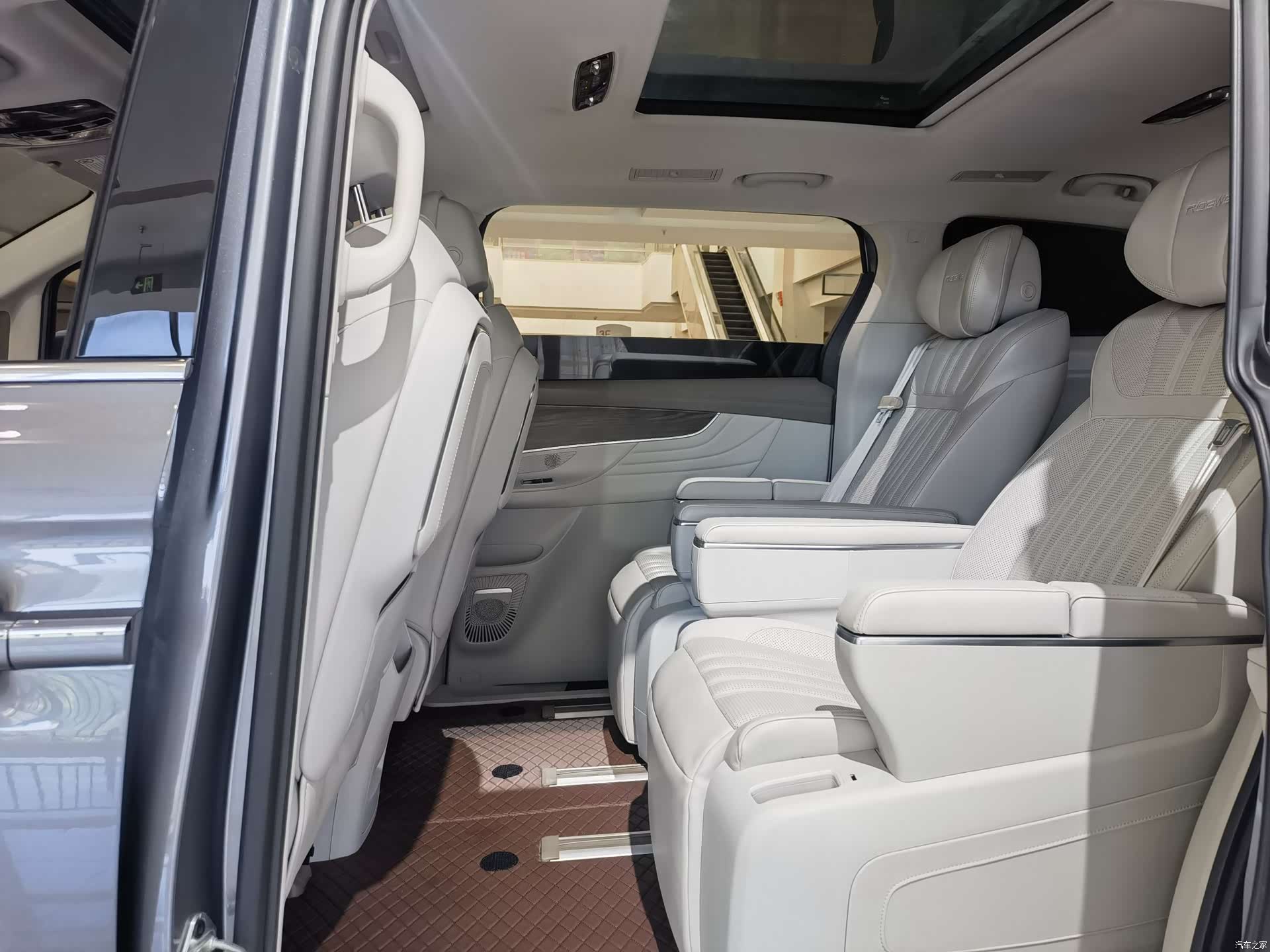 Roewe iMAX8, 2023 11