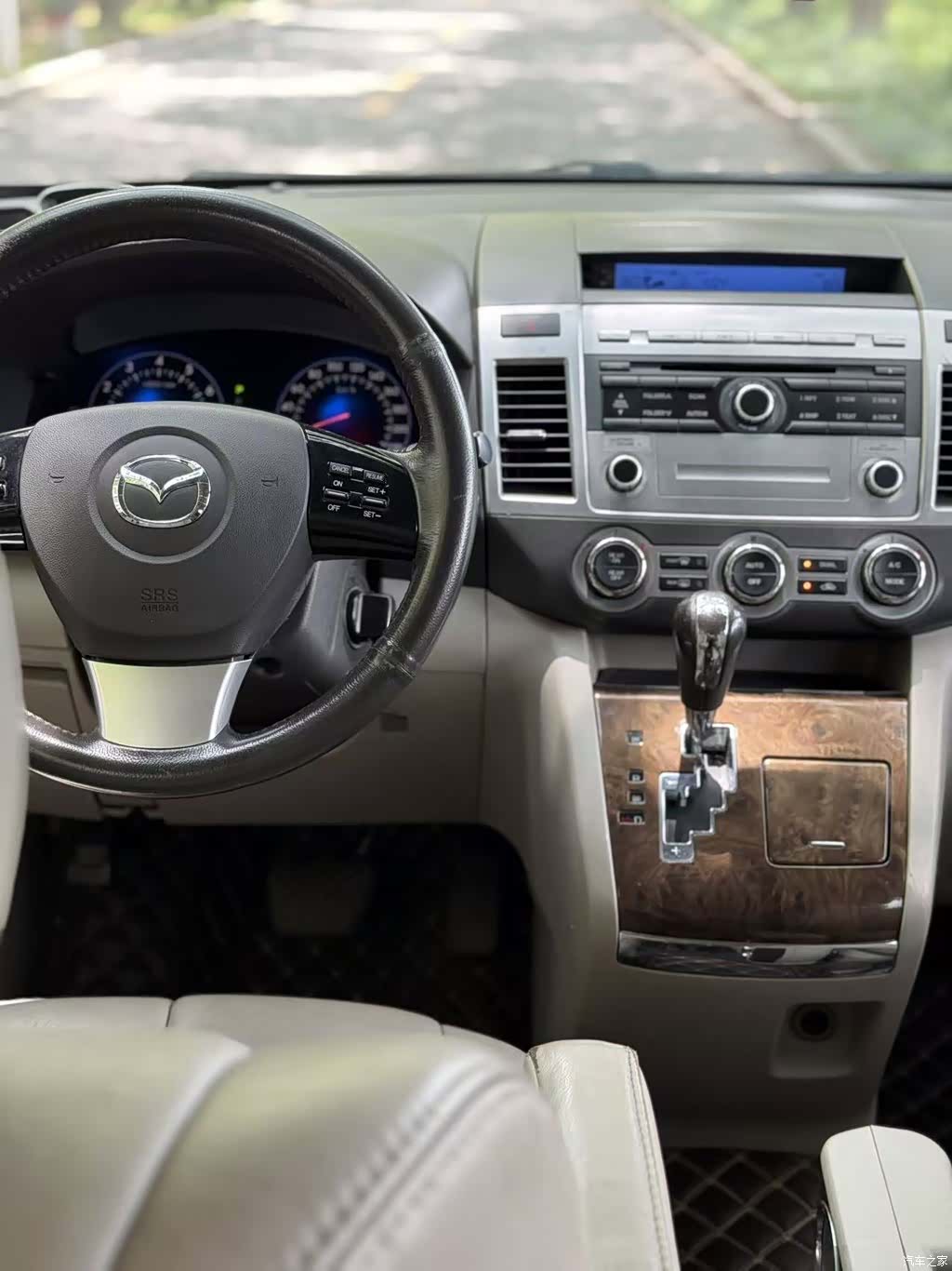 Mazda 8, 2011 4