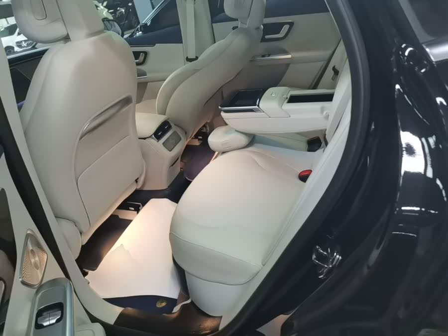 Mercedes-Benz EQE SUV 2024, фото 17