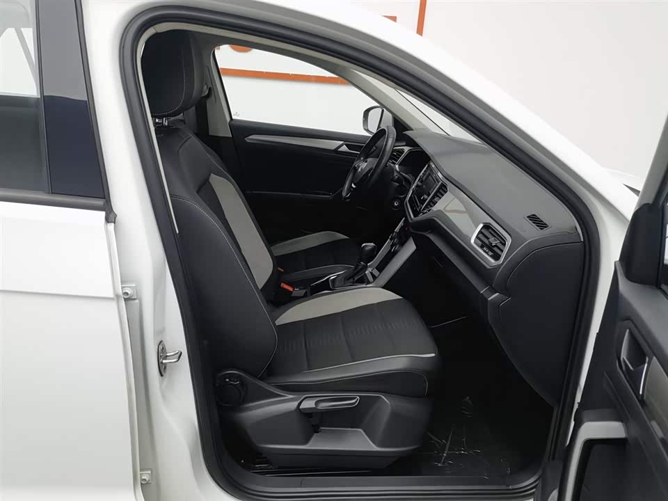 Volkswagen T-ROC exploring Songs