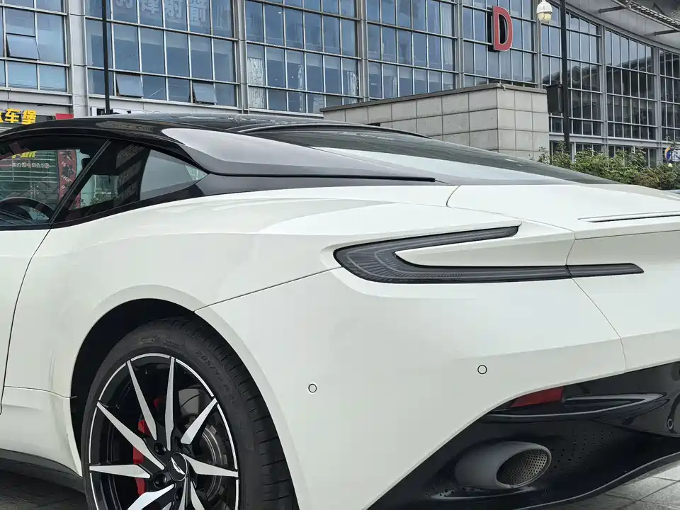 Aston Martin DB11