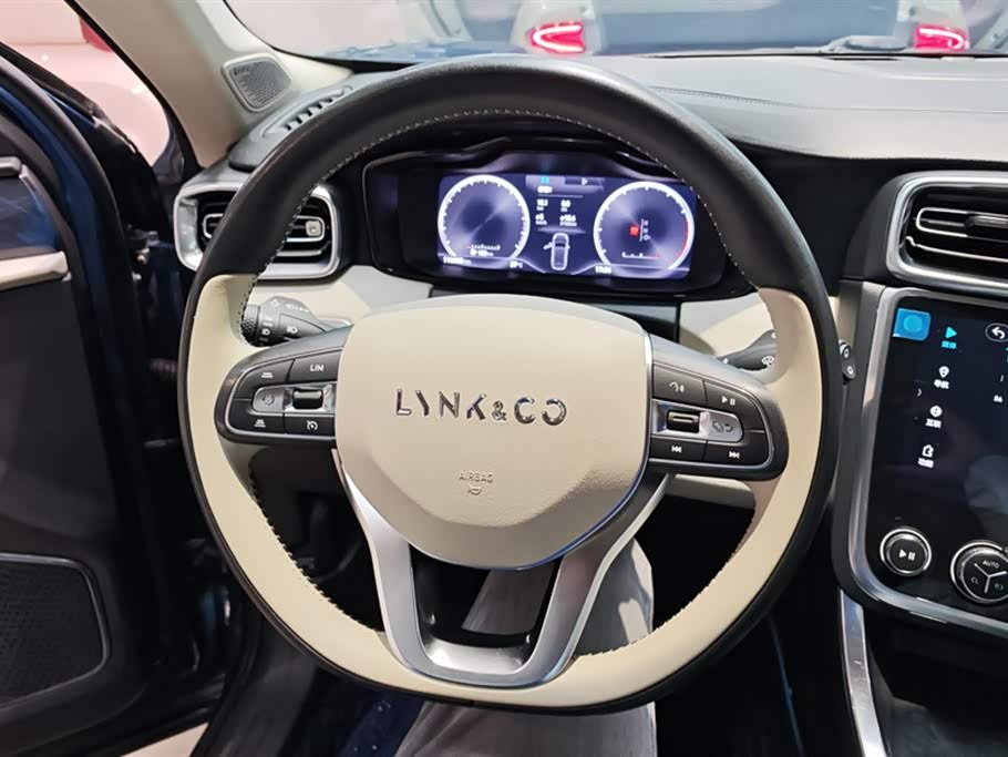 Lynk & Co 01
