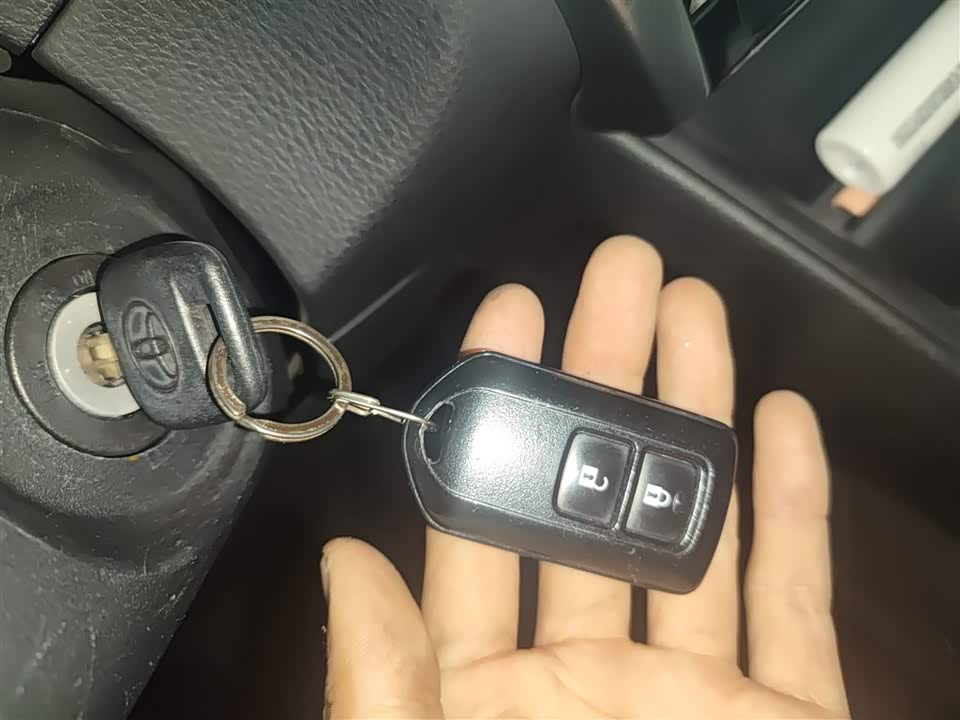 Toyota YARiS L to enjoy