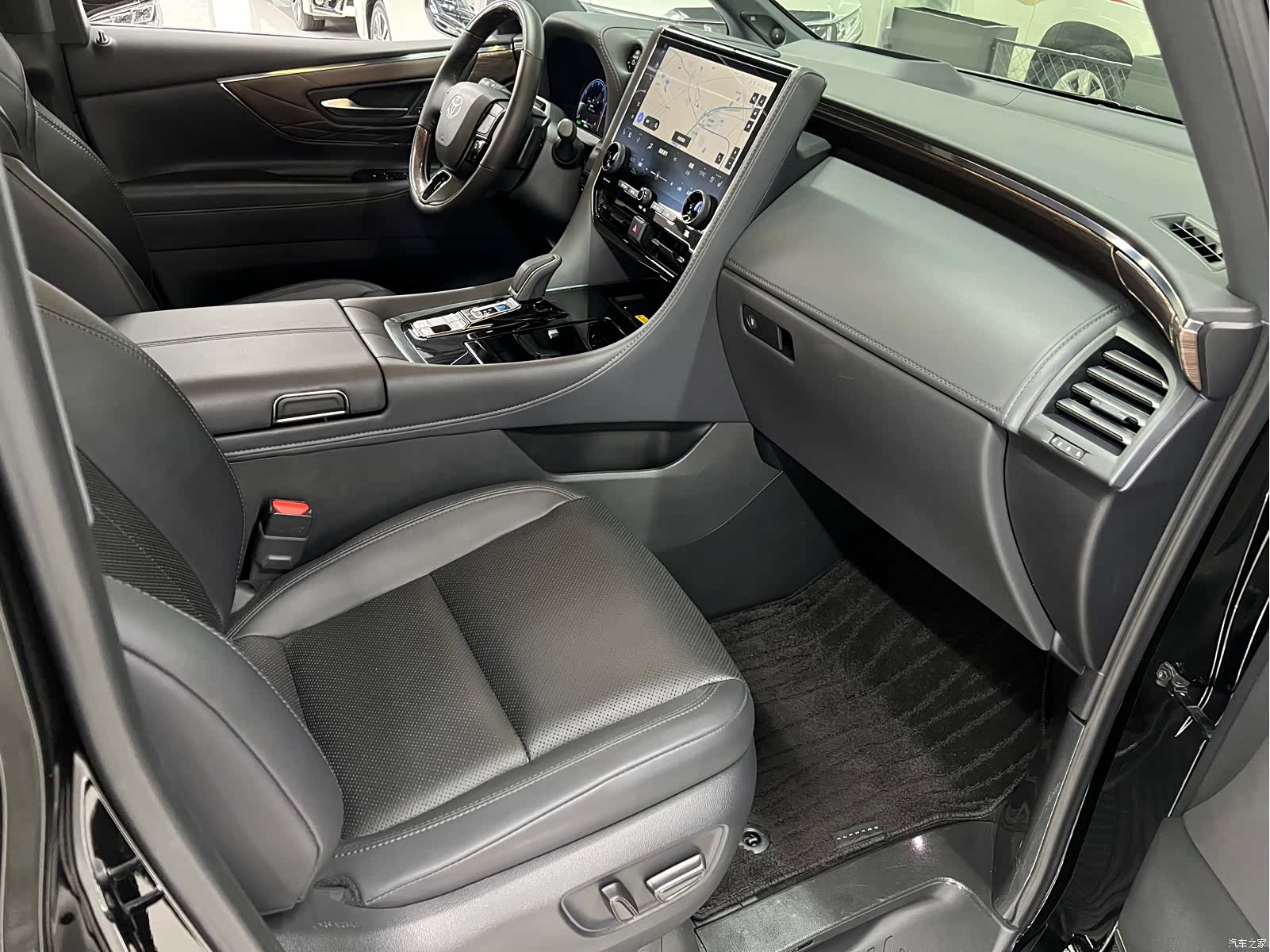Toyota Alphard, 2024 19