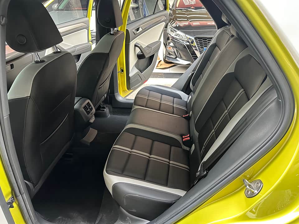 Volkswagen T-ROC exploring Songs