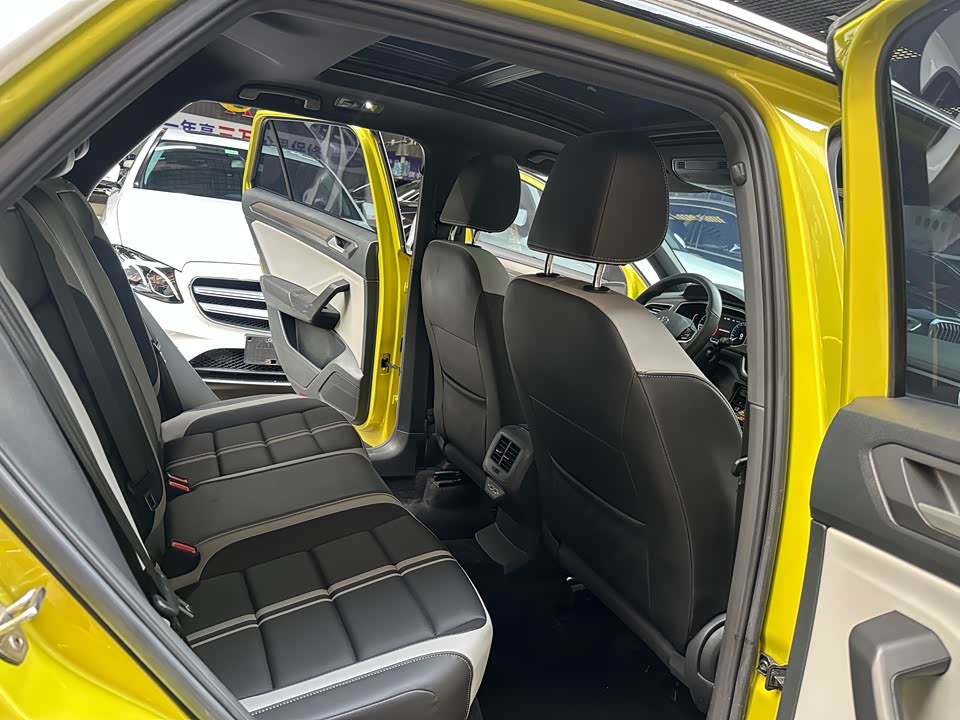Volkswagen T-ROC exploring Songs