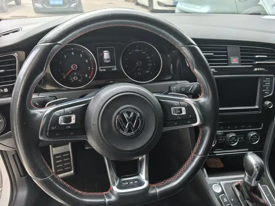 Volkswagen Golf GTI