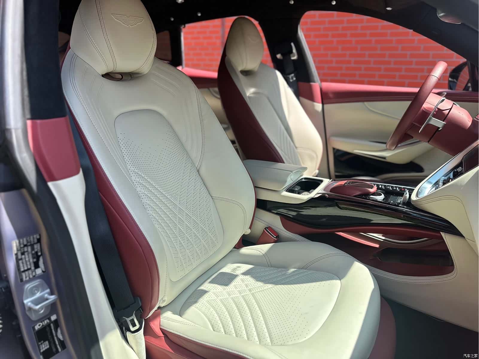 Aston Martin DBX, 2023 15