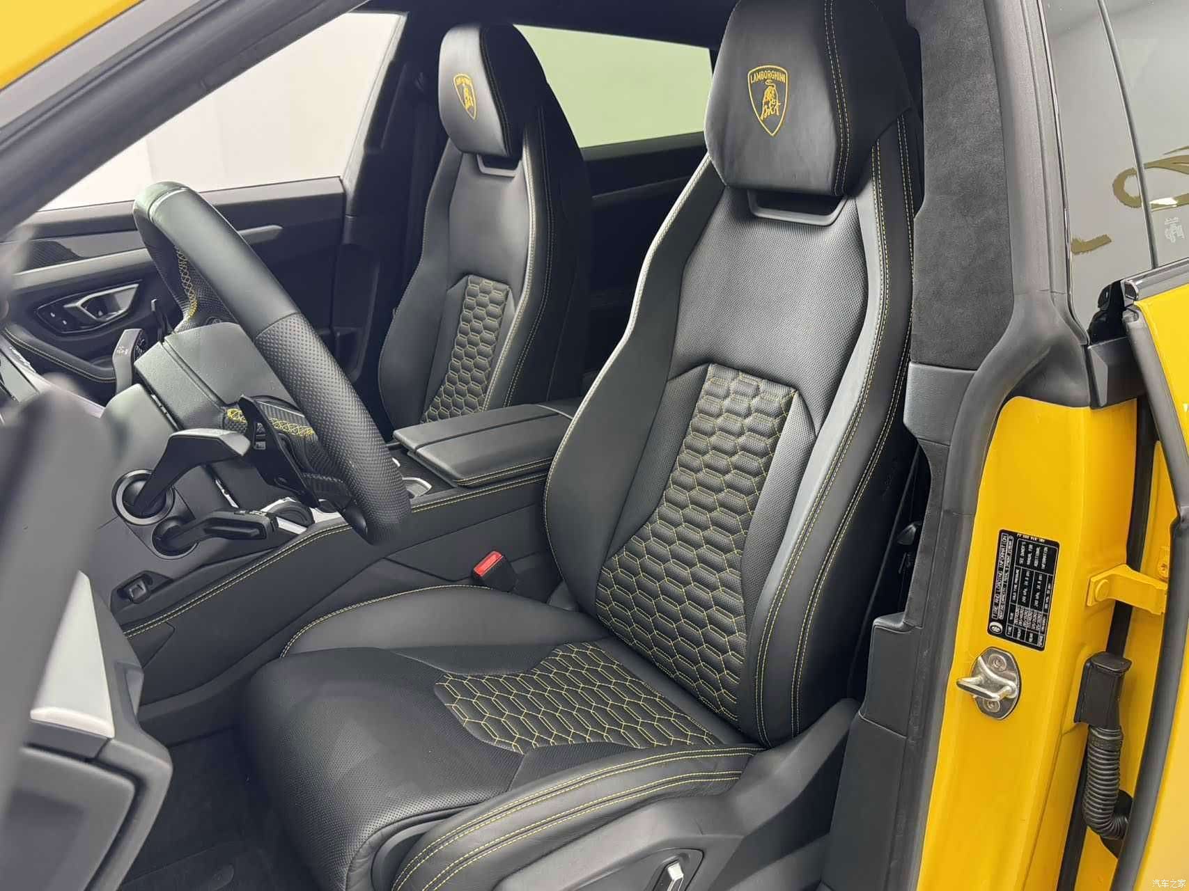 Lamborghini Urus, 2023 16